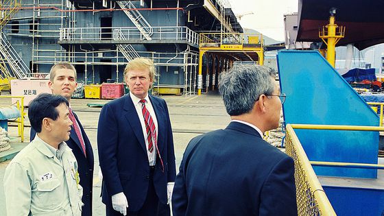 도널드 트럼프 미국 대통령이 사업가 시절이던 1998년 대우그룹의 초청으로 경남 거제 대우조선해양 옥포 조선소를 방문해 선박 건조를 둘러봤다. 왼쪽은 장남인 트럼프 주니어다. 사진 대우조선해양