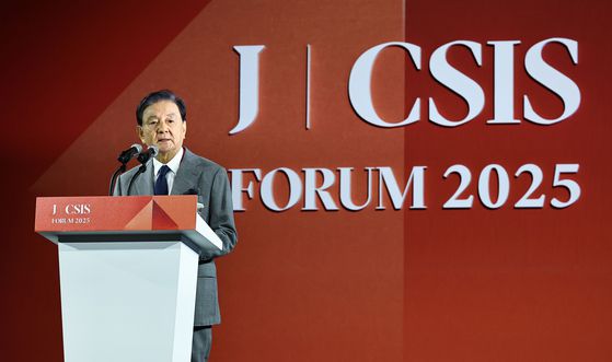 홍석현 중앙홀딩스 회장이 26일 서울 중구 신라호텔 다이너스티홀에서 열린 '중앙일보-CSIS 포럼 2025'에서 개회사를 하고 있다. 김종호 기자