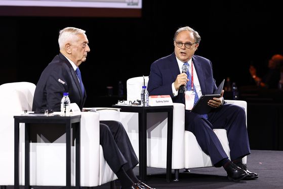 '중앙일보-CSIS 포럼 2025'가 26일 서울 중구 신라호텔 다이너스티홀에서 열렸다. 이날 제임스 매티스 전 미 국방부 장관(왼쪽)과 시드니 사일러 전 미 국가정보위원회 북한정보분석관이 '협상의 기술: 한?미 협력의 새로운 기회'를 주제로 기조대담을 하고 있다. 김종호 기자