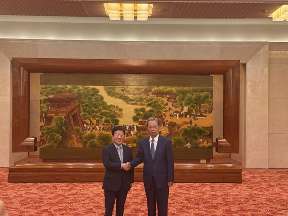 26일 베이징 인민대회당 동대청에서 박병석 대통령 특사단장(왼쪽)이 자오러지(오른쪽) 중국 전인대 상무위원장과 회담에 앞서 악수하고 있다. 베이징특파원단 공동취재단