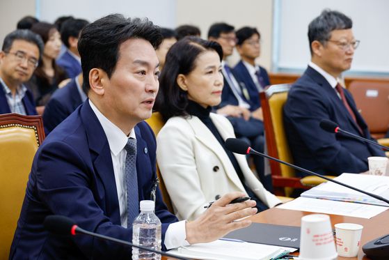 박장범 한국방송공사(KBS) 사장이 26일 서울 여의도 국회에서 열린 과학기술정보방송통신위원회 제428회국회(임시회) 제2차 전체회의에 출석해 의원 질의에 답하고 있다. 뉴스1