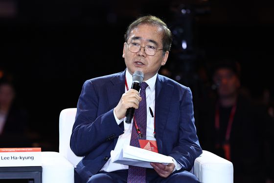 '중앙일보-CSIS 포럼 2025'가 26일 서울 중구 신라호텔 다이너스티홀에서 열렸다. 이날 3세션에서 좌장을 맡은 이하경 중앙일보 대기자가 발언하고 있다. 김종호 기자