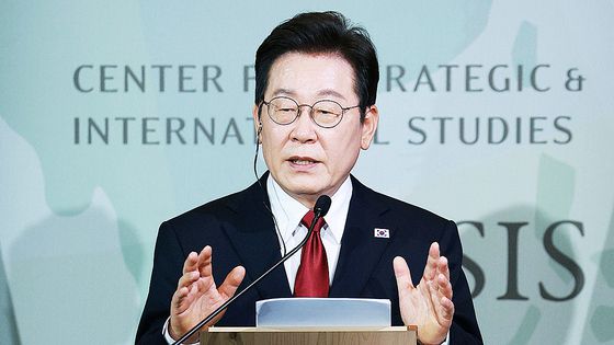 이재명 대통령이 25일(현지시간) 미국 워싱턴DC 국제전략문제연구소(CSIS)에서 정책 연설 뒤 존 햄리 CSIS 소장의 질문에 답하고 있다. 연합뉴스