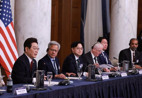 이재명 대통령이 25일(현지시간) 미국 워싱턴DC 윌라드 호텔에서 열린 한미 비즈니스 라운드 테이블에서 기조연설을 하고 있다. 연합뉴스