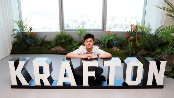 이강욱 크래프톤 딥러닝본부장(메디슨 위스콘신대 전기컴퓨터공학부 교수)이 지난 22일 서울 강남구 역삼동 크래프톤 본사에서 포즈를 취하고 있다. 사진 크래프톤