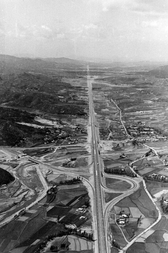 공식 개통 직전의 경부고속도로. [중앙포토]