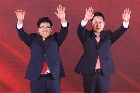 지난 22일 충북 청주 오스코에서 열린 국민의힘 제6차 전당대회에서 김문수(왼쪽), 장동혁 당대표 후보가 결선투표에 오른 뒤 인사하고 있다. 뉴스1