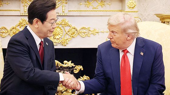 대통령실은 25일(현지시간) 미국 워싱턴DC 백악관에서 열린 한미 정상회담 뒤 가진 업무 오찬 때 도널드 트럼프 미국 대통령이 이재명 대통령에게 직접 써서 전달한 메시지를 공개했다.   트럼프 대통령은 메시지에서 이 대통령에게 "당신은 위대한 사람이고 위대한 지도자다. 한국은 당신과 함께 더 높은 곳에서 놀라운 미래를 갖게 될 것이다. 난 언제나 당신과 함께 있다"라고 썼다. 연합뉴스