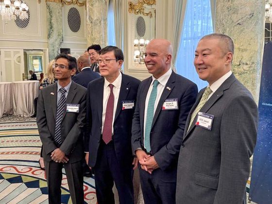 허태수 GS 회장(왼쪽 두 번째)과 구자은 LS 회장(왼쪽 네 번째)이 25일(현지시간) 미국 워싱턴DC에서 열린 '한미 비즈니스 라운드 테이블'에서 미국의 로저 마르텔라 GE버노바 CCO(왼쪽 세 번째), 디렌드라 바마 허니웰 CSO(왼쪽 첫 번째)와 협력 방안을 논의, 기념 촬영하고 있다. 사진 GS