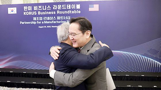 이재용 삼성전자 회장이 25일(현지시간) 미국 워싱턴DC 윌라드 호텔에서 열린 한미 비즈니스 라운드 테이블에서 젠슨 황 엔비디아 최고경영자와 포옹하고 있다. 연합뉴스