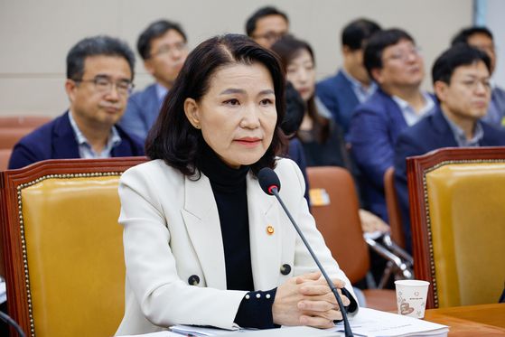 이진숙 방송통신위원장이 26일 서울 여의도 국회에서 열린 과학기술정보방송통신위원회 제428회국회(임시회) 제2차 전체회의에 출석해 의원 질의에 답하고 있다. 뉴스1
