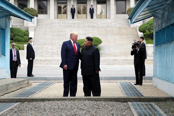 김정은 북한 국무위원장이 지난 23일 신형 지대공(반항공) 미사일의 전투적 성능검열을 위한 사격을 지도하는 모습. 조선중앙통신, 연합뉴스