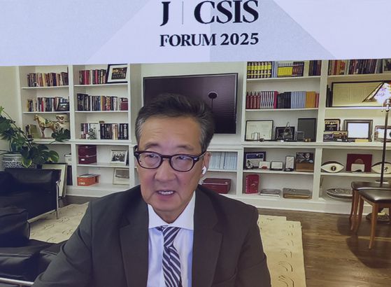 '중앙일보-CSIS 포럼 2025'가 26일 서울 중구 신라호텔 다이너스티홀에서 열렸다. 이날 세션 2에 줌 라이브로 참석한 빅터 차 CSIS 지정학 외교정책 담당 대표 겸 학국석좌가 트럼프발 관세 전쟁과 한국의 전략과 관련해 발언하고 있다. 전민규 기자