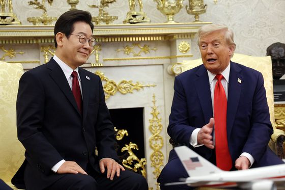 이재명 대통령과 도널드 트럼프 미국 대통령이 25일(현지시간) 미국 워싱턴DC 백악관에서 정상회담을 하고 있다. 대통령실사진기자단