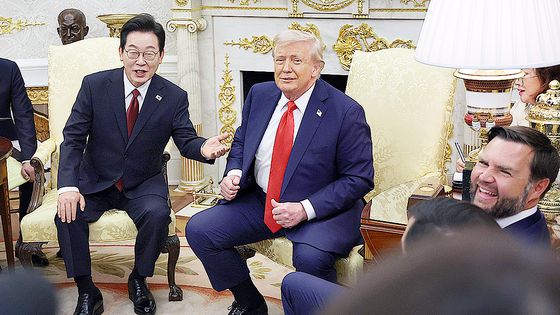 이재명 대통령과 도널드 트럼프 미국 대통령이 25일(현지시간) 미국 워싱턴DC 백악관에서 정상회담을 하고 있다. 대통령실사진기자단