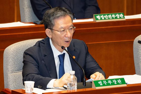 정성호 법무부 장관이 25일 서울 여의도 국회에서 열린 제428회 국회(임시회) 예산결산특별위원회 제1차 전체회의에 출석해 의원 질의에 답하고 있다. 뉴스1