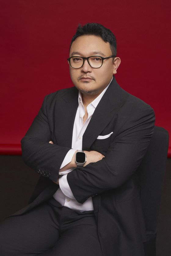 이해영 감독은 "대중이 '실제로 얼마나 노출이 있어?' '야해?' 이런 질문을 많이 하는데, 노출 수위는 1982년 '애마부인'을 기준으로 삼았다. 노출 여부보다 중요한 건 여성의 욕망을 카메라에 잘 담아내는 것"이라고 말했다. 사진 넷플릭스