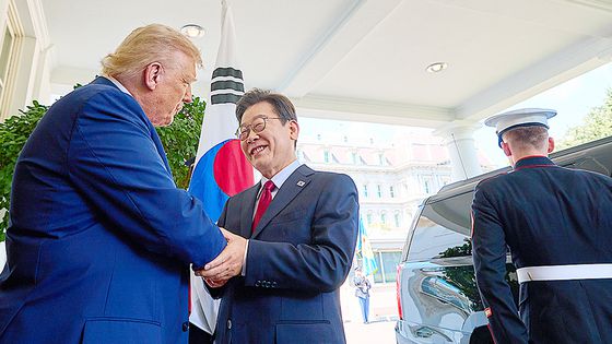 이재명 대통령이 25일(현지시간) 미국 워싱턴DC 백악관 오벌 오피스에서 도널드 트럼프 미국 대통령과 한미정상회담을 하고 있다. 대통령실사진기자단