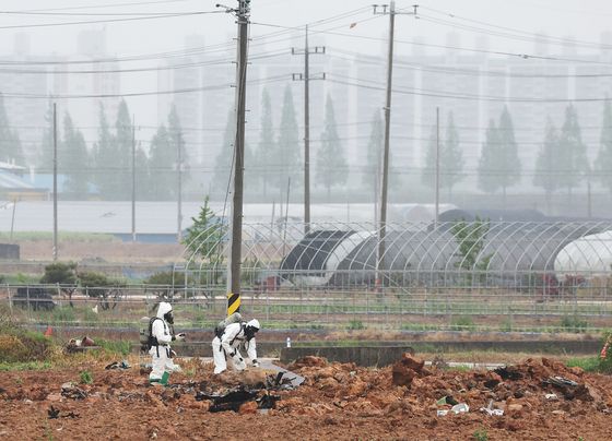 지난 2023년 5월 6일 주한미군 F-16 전투기 1대가 추락한 경기도 평택시 팽성읍 노와리의 한 농지에서 관계자들이 분주하게 움직이고 있다. 연합뉴스