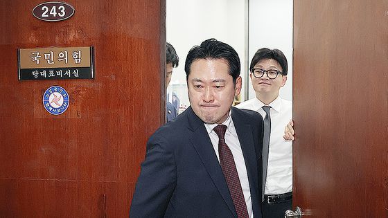 국민의힘 장동혁 대표의 미소   (서울=연합뉴스) 황광모 기자 = 국민의힘 6차 전당대회에서 승리한 장동혁 신임 대표가 26일 당선 기자회견을 하기 위해 국회 내 국민의힘 당 대표 회의실로 향하다 미소짓고 있다. 2025.8.26   hkmpooh@yna.co.kr (끝)  〈저작권자(c) 연합뉴스, 무단 전재-재배포, AI 학습 및 활용 금지〉