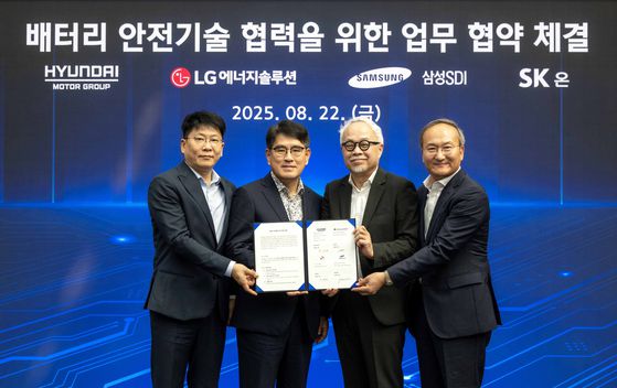 현대자동차·기아와 LG에너지솔루션·삼성SDI·SK온은 지난 22일 경기 화성시 현대차·기아 남양연구소에서 전기차 배터리 안전 강화 기술개발을 위한 지난 1년 간의 협업 결과를 발표하고, 향후 협력을 더 고도화하기 위한 업무협약을 체결했다. LG에너지솔루션 대표이사 김동명 사장(왼쪽부터), 현대차·기아 R&D본부장 양희원 사장, 삼성SDI 대표이사 최주선 사장, SK온 대표이사 이석희 사장이 기념 촬영을 하고 있다. 사진 현대차·기아