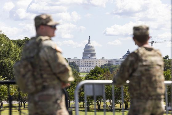 피트 헤그세스 미 국방장관이 26일(현지시간) 백악관에서 열린 국무회의에서 우크라이나 전쟁 종식에 드라이브를 건 트럼프 대통령 옆에서 미소를 띄며 발언하고 있다. AFP=연합뉴스