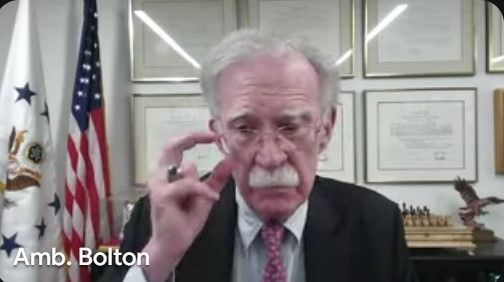 2017년 2월 11일(현지시간) 아베 신조 당시 일본 총리(왼쪽)와 도널드 트럼프 미국 대통령이 플로리다의 골프장에서 하이파이브를 하고 있다. 연합뉴스