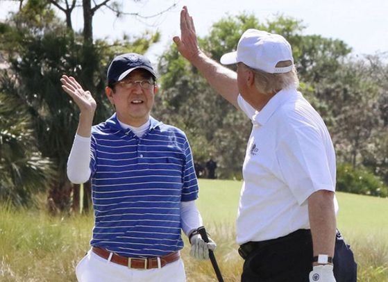 2019년 6월 30일 열린 판문점 북·미 정상회담에서 도널드 트럼프 미국 대통령과 김정은 북한 국무위원장이 이야기하고 있다. 청와대사진기자단