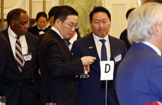 25일 워싱턴DC에서 열린 ‘한·미 비즈니스 라운드 테이블’ 행사에 구광모 LG(왼쪽)·최태원 SK 회장이 참석했다. 김현동 기자