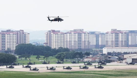이재명 대통령이 25일(현지시간) 워싱턴DC 백악관에서 방명록을 작성하고 있다. 지켜보던 트럼프 대통령이 펜에 관심을 보이자 이 대통령이 즉석에서 선물했다. 대통령실사진기자단