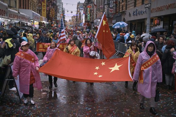 올해 2월 16일 미국 뉴욕 차이나타운에서 열린 중국 춘절 퍼레이드에서 퍼레이드 참가자들이 중화인민공화국 국기를 들고 행진하고 있다. AP=연합뉴스