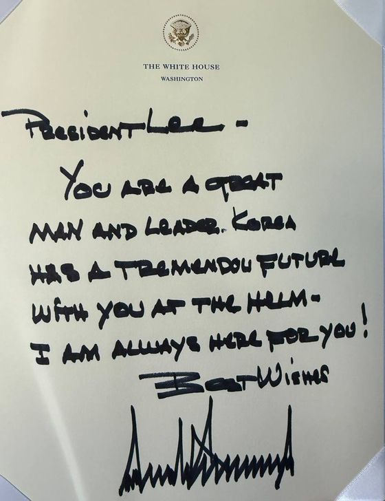 트럼프 대통령은 이 대통령에게 ‘당신은 위대한 사람’이라고 쓴 친필 메시지를 전달했다. [사진 대통령실]