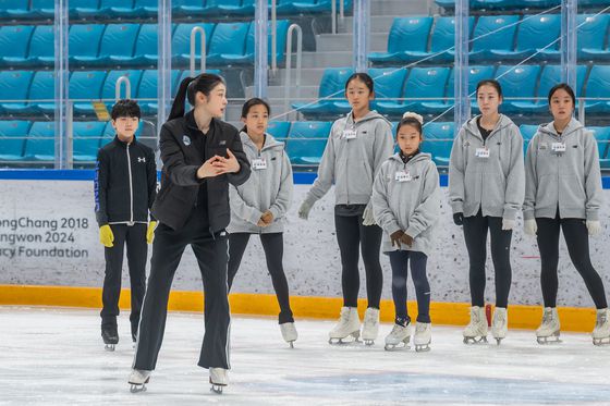 피겨 스케이팅 전 국가대표 김연아가 27일 강원도 강릉하키센터에서 열린 플레이윈터 피겨스케이팅 아카데미에서 후배들을 지도하고 있다. 뉴스1