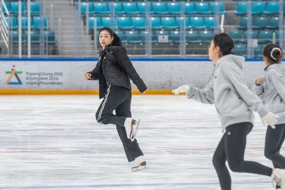 피겨 스케이팅 전 국가대표 김연아가 27일 강원도 강릉하키센터에서 열린 플레이윈터 피겨스케이팅 아카데미에서 후배들을 지도하고 있다. 뉴스1