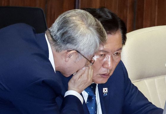 정청래 더불어민주당 대표가 27일 오후 국회 본회의장에서 민형배 검찰개혁 특별위원회 위원장과 대화하고 있다. 김성룡 기자