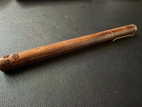 이재명 대통령이 25일(현지시간) 워싱턴DC 백악관에서 방명록을 작성하고 있다. 지켜보던 트럼프 대통령이 펜에 관심을 보이자 이 대통령이 즉석에서 선물했다. 대통령실사진기자단