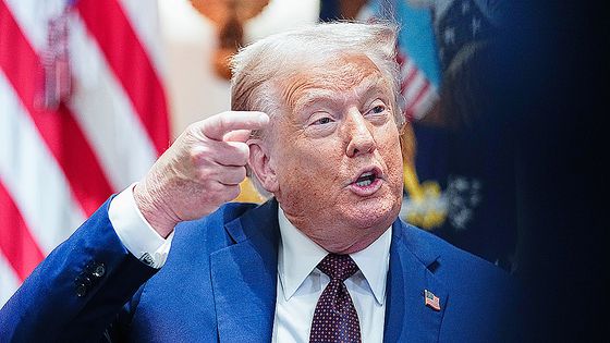 이재명 대통령이 25일(현지시간) 미국 워싱턴DC 백악관에서 열린 한미 정상회담에서 도널드 트럼프 미국 대통령에게 방명록 작성 때 쓴 만년필을 선물하고 있다. 연합뉴스