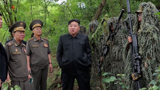 김정은 북한 국무위원장이 지난 27일 조선인민군 총참모부 직속 특수작전훈련기지를 방문해 저격수구분대 군인들의 실탄사격훈련을 참관했다. 조선중앙TV 캡처, 연합뉴스