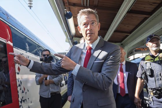 숀 더피 미국 교통부 장관이 27일(현지시간) 워싱턴 DC 유니언역에서 넥스트젠 아셀라 고속열차를 손가락으로 가리키고 있다. AP=연합뉴스