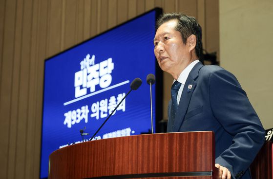 정청래 더불어민주당 대표가 27일 오후 국회 본회의장에서 민형배 검찰개혁 특별위원회 위원장 등 의원들과 대화하고 있다. 김성룡 기자