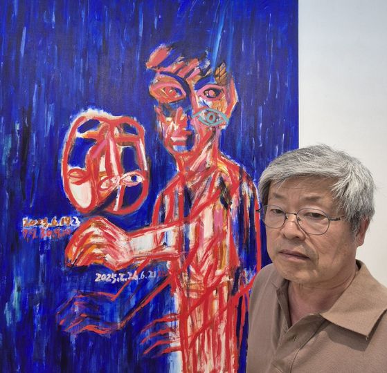 자화상 '생각중'(2023ㆍ2025) 앞에 선 화가 서용선. 권근영 기자