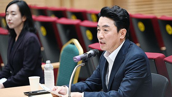 우원식 국회의장이 28일 서울 여의도 국회 독립기억광장에서 2025년도 국회 대학(원)생 아카데미 참석자들과 대화를 위해 입장하고 있다. 뉴스1