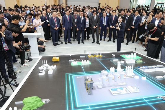 김민석 국무총리 등이 27일 부산 해운대구 벡스코 제1전시장에서 열린 2025 기후산업국제박람회에 참석해 참가업체 전시 부스를 둘러보고 있다.   연합뉴스