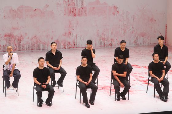 (왼쪽)김성훈 안무가와 무용수들이 28일 서울 종로구 세종문화회관 S시어터에서 열린 김성훈 on Sync Next 2025 'Pink' 언론공개 및 기자간담회에 참가했다. 이들은 이 작품에 대해 "힘들다"고 입을 모았다. 연합뉴스