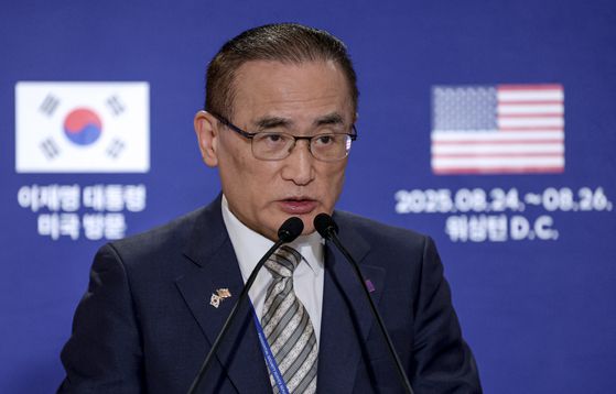 위성락 국가안보실장과 강훈식 대통령실 비서실장, 김용범 정책실장이 25일(현지시간) 저녁 미국 워싱턴의 한 호텔에서 한미정상회담 관련 브리핑을 하고 있다. 사진 대통령실