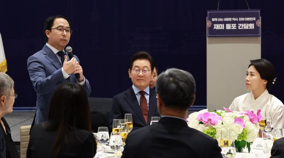 이재명 대통령과 김혜경 여사가 24일(현지시간) 미국 워싱턴DC의 한 호텔에서 열린 동포 만찬 간담회에서 앤디 김 미국 상원의원의 건배사를 듣고 있다. 연합뉴스