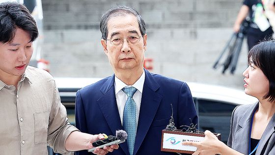 2007년 4월 24일 한덕수 당시 국무총리가 노무현 전 대통령과 청와대에서 열린 국무회의에 참석하던 모습. 연합뉴스