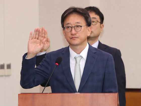 송창진 전 공수처차장 직무대행(왼쪽)이 지난해 7월 26일 서울 여의도 국회 법제사법위원회 전체회의장에서 열린 '윤석열 대통령 탄핵소추안 발의 요청' 국민동의 청원 관련 2차 청문회에 출석해 선서를 하고 있다. 뉴스1