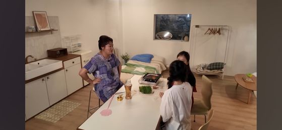 개그우먼 이수지 유튜브 채널 '핫이슈지'에 올라온 펜션 추가 요금 관련 패러디 영상. 영상 속 이수지는 펜션 주인 역을 맡아 숙박객들에게 끊임없이 추가 요금을 요구한다. 유튜브 캡처