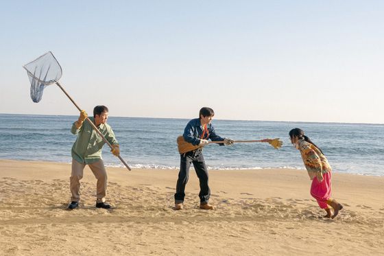 최근 관객 500만명을 넘어 올해 최고 흥행작에 등극한 코미디 영화 ‘좀비딸’. 신파와 웃음을 엮은 훈훈한 휴머니즘 드라마다. [사진 NEW]